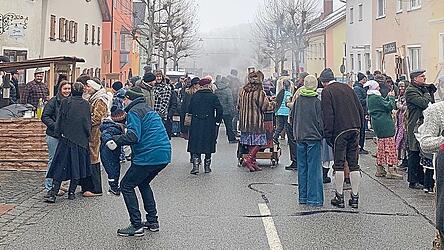 Einer alten Tradition folgend wurde auch in diesem Jahr in der Narrenhochburg Teisbach wieder der Fasching „obaut“, damit er bis zum Faschingssonntag auch schön wachsen möge. Einer alten Tradition folgend wurde auch in diesem Jahr in der Narrenhochburg Teisbach wieder der Fasching „obaut“, damit er bis zum Faschingssonntag auch schön wachsen möge.