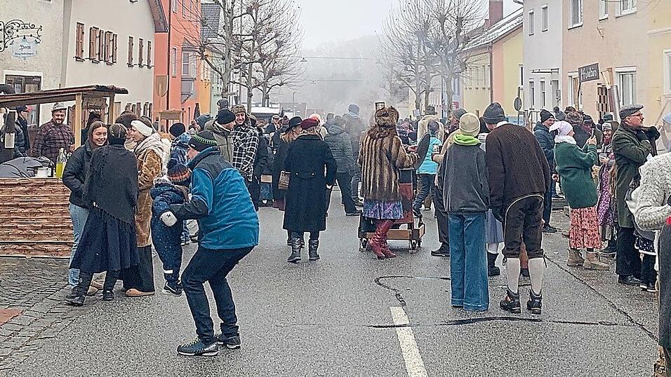 Einer alten Tradition folgend wurde auch in diesem Jahr in der Narrenhochburg Teisbach wieder der Fasching &bdquo;obaut&ldquo;, damit er bis zum Faschingssonntag auch sch&ouml;n wachsen m&ouml;ge.