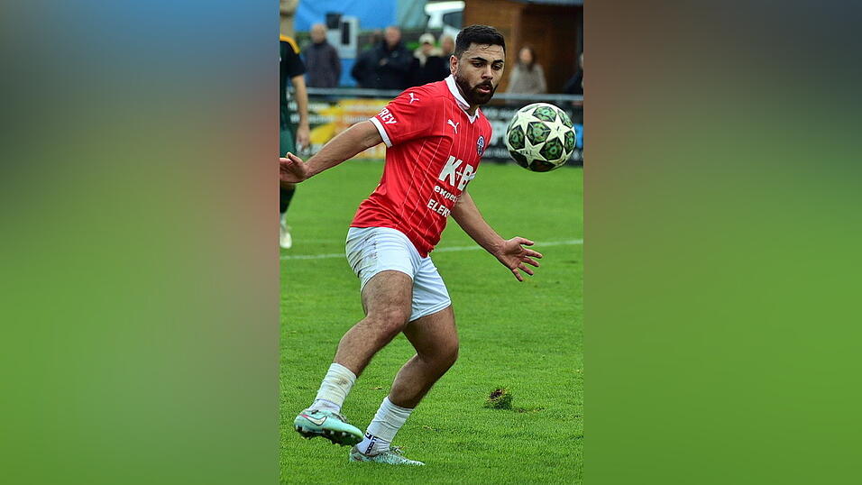 Mittelstürmer Ashour Abraham kommt beim ASV Cham immer besser in Fahrt. Er hat in den letzten beiden Spielen jeweils ein Tor erzielt. Mittelstürmer Ashour Abraham kommt beim ASV Cham immer besser in Fahrt. Er hat in den letzten beiden Spielen jeweils ein Tor erzielt.