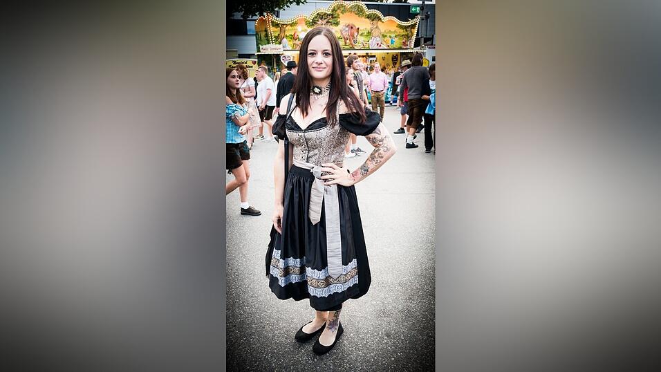 Tattoos und Tracht, eine Kombination, die gut funktioniert. Das Outfit des Tages am Montag wird getragen von Stefanie aus Plattling.