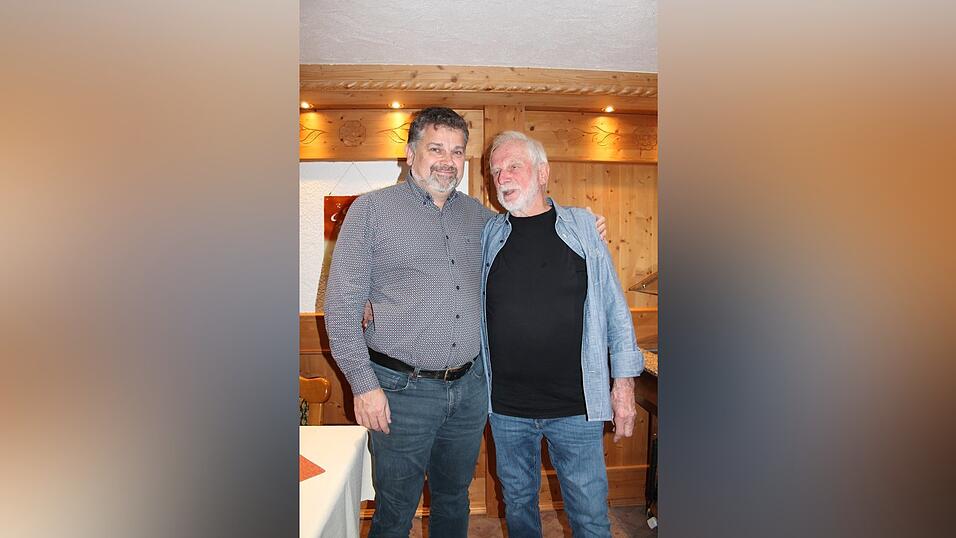 Walter Kolbeck &uuml;bergibt nach 39 Jahren den Vorsitz an Ludwig Kern (l.)