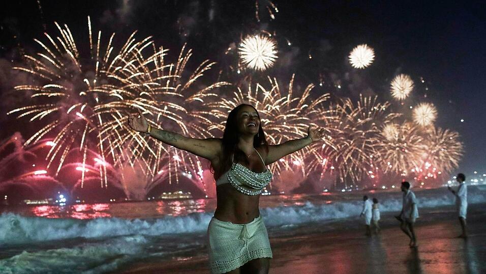 Strahlend startet diese Frau in Rio ins neue Jahr. Strahlend startet diese Frau in Rio ins neue Jahr.