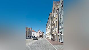 Bei Hitzewellen bleibt die Kundschaft aus, so die Innenstadth&auml;ndler. Dieses Bild zeigt die untere Neustadt mit verwaisten Parkpl&auml;tzen an einem hei&szlig;en Freitagnachmittag.