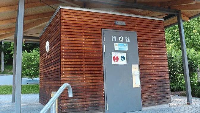 Das &ouml;ffentliche Klo am Viechtacher Bahnhofsplatz ist wieder hergerichtet worden.