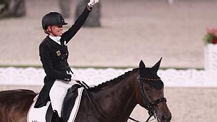 Jessica von Bredow-Werndl feiert auf ihrem Pferd Dalera die zweite Goldmedaille. Jessica von Bredow-Werndl feiert auf ihrem Pferd Dalera die zweite Goldmedaille.
