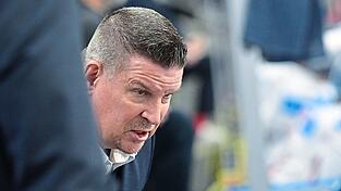 Nicht alles, was Tom Pokel in den bisherigen zwei Spielen - vor allem natürlich beim 2:5 am Sonntag in Ingolstadt - von seiner Mannschaft gesehen hat, dürfte ihm gefallen haben. Aber wer den Cheftrainer der Straubing Tigers kennt, der weiß, dass der vor der Partie am Donnerstag in Bremerhaven die richtigen Worte gefunden und einen Plan hat. Nicht alles, was Tom Pokel in den bisherigen zwei Spielen - vor allem natürlich beim 2:5 am Sonntag in Ingolstadt - von seiner Mannschaft gesehen hat, dürfte ihm gefallen haben. Aber wer den Cheftrainer der Straubing Tigers kennt, der weiß, dass der vor der Partie am Donnerstag in Bremerhaven die richtigen Worte gefunden und einen Plan hat.