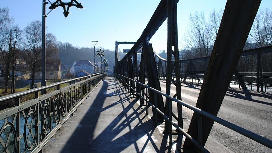 Bürger, die noch weitere Fragen zur Vollsperrung und zu den Maßnahmen rund um die Sanierung der Isarbrücke haben, können sich per E-Mail an die Stadt wenden. Möglich ist dies unter der eigens dafür eingerichteten Adresse: isarbruecke@landau-isar.de Bürger, die noch weitere Fragen zur Vollsperrung und zu den Maßnahmen rund um die Sanierung der Isarbrücke haben, können sich per E-Mail an die Stadt wenden. Möglich ist dies unter der eigens dafür eingerichteten Adresse: isarbruecke@landau-isar.de