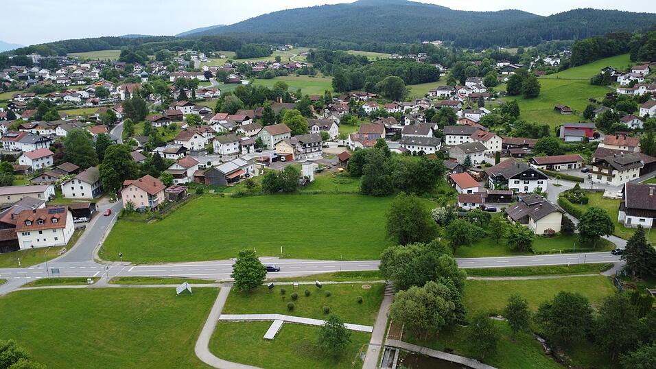 Blick auf die Ortsmitte von Grafenwiesen: Auf der Fläche an der Staatsstraße soll ein Edeka-Markt entstehen. Blick auf die Ortsmitte von Grafenwiesen: Auf der Fläche an der Staatsstraße soll ein Edeka-Markt entstehen.