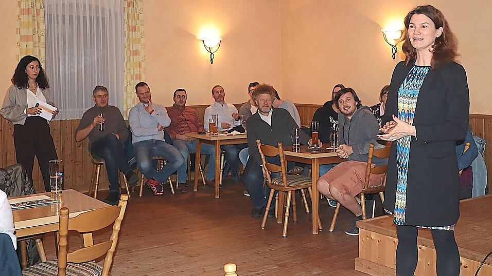Die amtierende Landr&auml;tin Tanja Schweiger zog bei der Wahlveranstaltung der Freien W&auml;hlerschaft in Brennberg Bilanz &uuml;ber ihre Arbeit.
