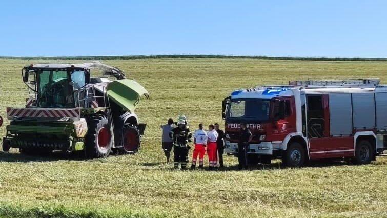 Bei großer Hitze wird von den Wehrmännern bei den Einsätzen einiges abverlangt. Bei großer Hitze wird von den Wehrmännern bei den Einsätzen einiges abverlangt.