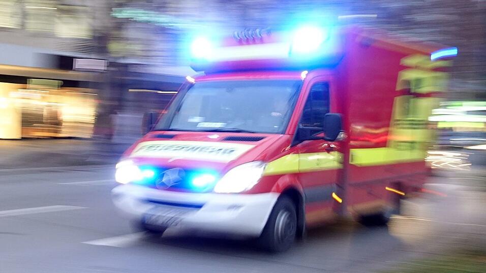 Der Rettungsdienst brachte den verletzten Fahrer in ein Krankenhaus. (Symbolbild) Der Rettungsdienst brachte den verletzten Fahrer in ein Krankenhaus. (Symbolbild)