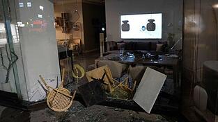 Plünderer haben die Fensterscheiben in Stuttgart zerstört.