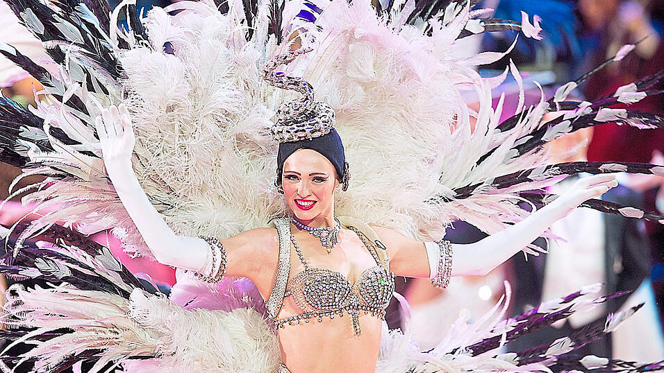 Leicht bekleidet, daf&uuml;r umso prunkvoller geschm&uuml;ckt: Die T&auml;nzerinnen des Revuetheaters Lido pr&auml;sentieren sich gerne mit aufwendigen Kost&uuml;men - oft auch mal oben ohne.