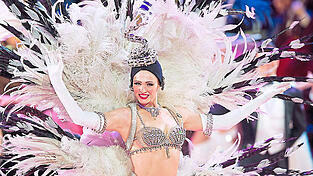 Leicht bekleidet, daf&uuml;r umso prunkvoller geschm&uuml;ckt: Die T&auml;nzerinnen des Revuetheaters Lido pr&auml;sentieren sich gerne mit aufwendigen Kost&uuml;men - oft auch mal oben ohne.