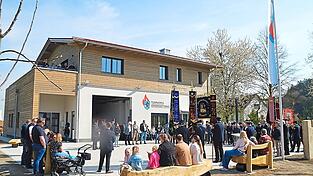Zahlreiche G&auml;ste waren zur Einweihung des neuen Wolfsbacher Feuerwehr- und Dorfgemeinschaftshauses gekommen.