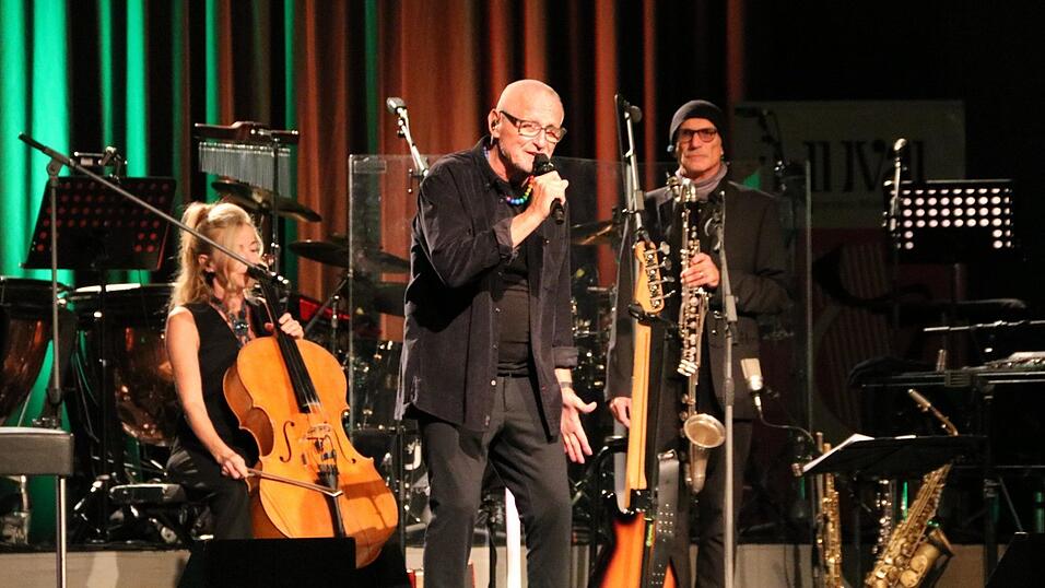 Konstantin Wecker mit Fany Kammerländer (Cello) und Norbert Nagel (Saxophon).
