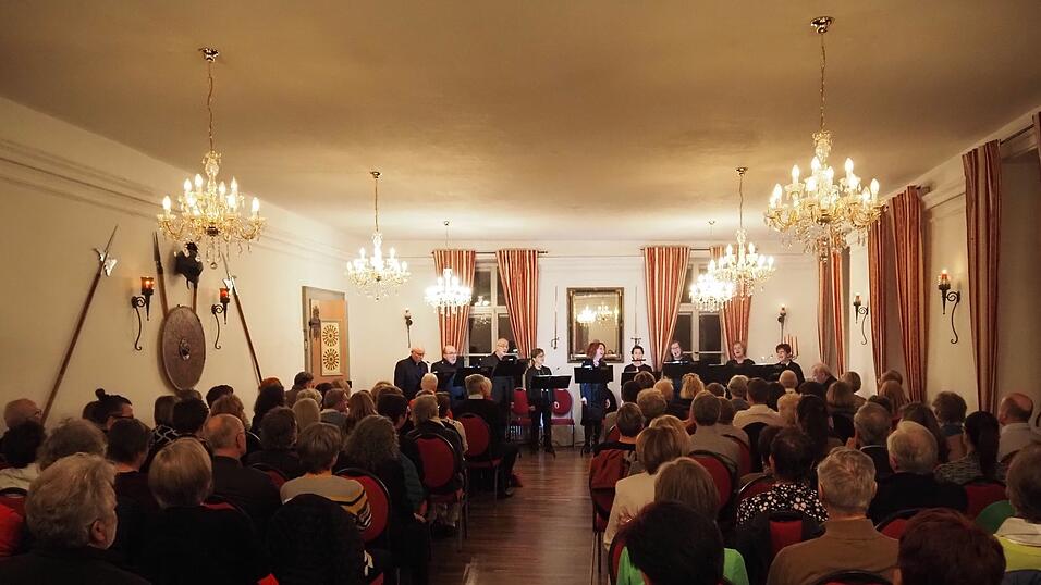 Tolles Ambiente - volles Haus: 'Singers Unlimited' im Schloss Poxau.