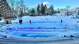 Wo sonst der Drache Feuer speit und Künstler auftreten konnte am Wochenende mit den Eisstöcken geschossen werden. Wo sonst der Drache Feuer speit und Künstler auftreten konnte am Wochenende mit den Eisstöcken geschossen werden.