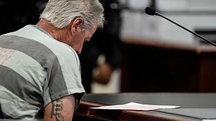 Ein 14-Jähriger tötete an einer Schule in Georgia 2024 mehrere Menschen. Nun ist sein Vater wegen Mordes verurteilt worden. (Archivbild) Ein 14-Jähriger tötete an einer Schule in Georgia 2024 mehrere Menschen. Nun ist sein Vater wegen Mordes verurteilt worden. (Archivbild)