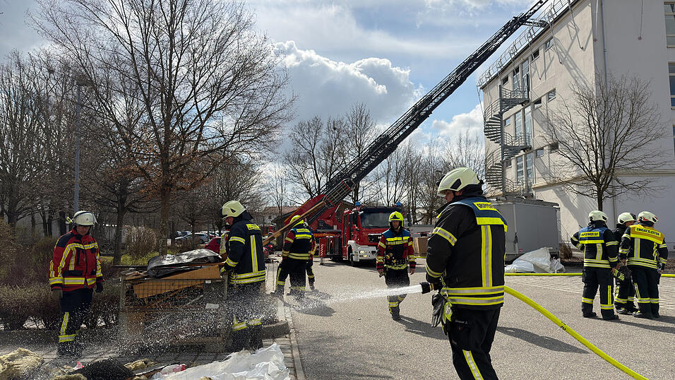 Das angeschmorte D&auml;mmmaterial wurde vom Dach transportiert und abgel&ouml;scht.