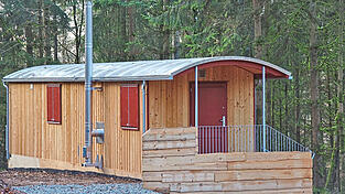 Ein Wäglein steht im Walde: Obwohl der Waldkindergarten soweit fertig ist, müssen sich Kinder und Eltern noch gedulden.