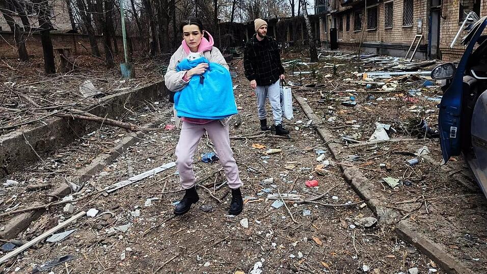 In der Großstadt Krywyj Rih starben ukrainischen Angaben zufolge durch russischen Beschuss vier Menschen. In der Großstadt Krywyj Rih starben ukrainischen Angaben zufolge durch russischen Beschuss vier Menschen.