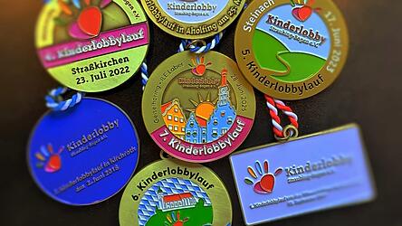 Sieben auf einen Streich: Neben dem Spaß, den die Teilnehmer beim Kinderlobbylauf haben, sind auch die hochwertigen Medaillen ein Grund für viele, sich anzumelden.