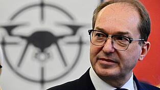 Innenminister Dobrindt dankt der Bundespolizei, die beim Aufbau des neuen Drohnenabwehrzentrums eine wichtige Rolle spielt. Innenminister Dobrindt dankt der Bundespolizei, die beim Aufbau des neuen Drohnenabwehrzentrums eine wichtige Rolle spielt.