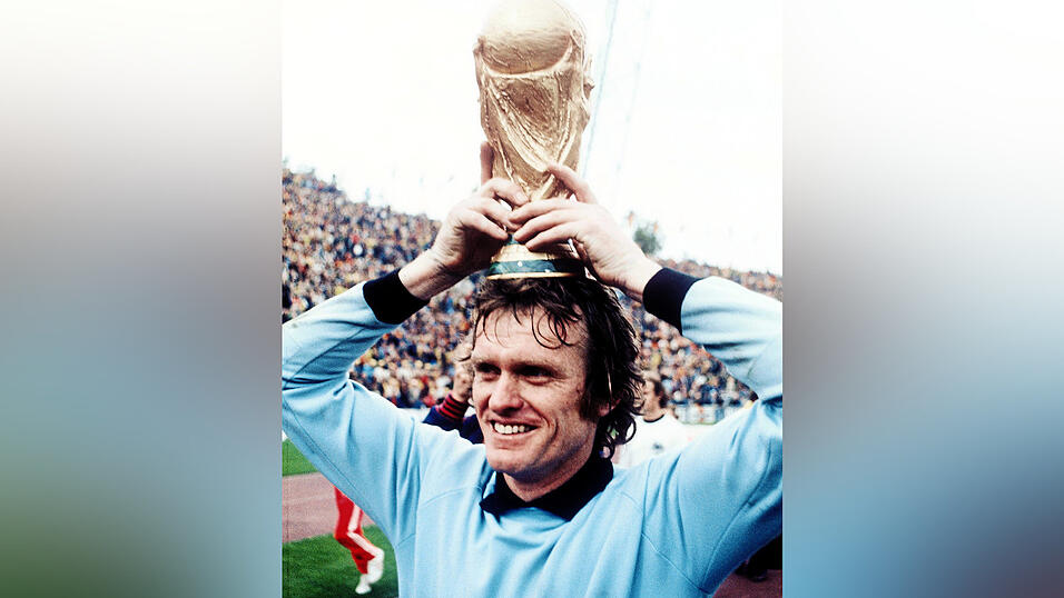 Sein gr&ouml;&szlig;ter Erfolg: Sepp Maier mit dem WM-Pokal 1974.