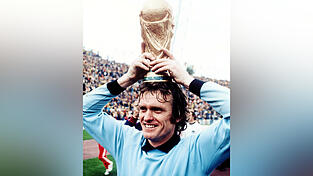 Sein gr&ouml;&szlig;ter Erfolg: Sepp Maier mit dem WM-Pokal 1974.