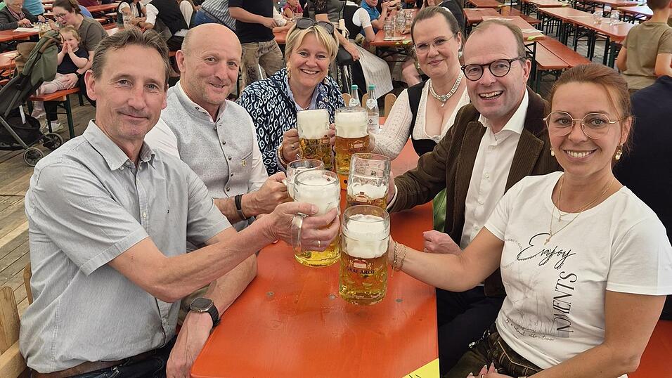 Festwirte, Brauereivertreter und Bürgermeister Franz Aster mit Lebensgefährtin Bettina Gabler Festwirte, Brauereivertreter und Bürgermeister Franz Aster mit Lebensgefährtin Bettina Gabler