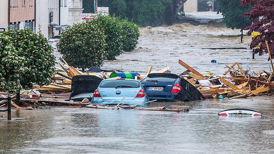 Autos schwimmen am 1. Juni 2016 in Simbach am Inn mit dem Heck nach oben zwischen Holzteilen im Hochwasser.