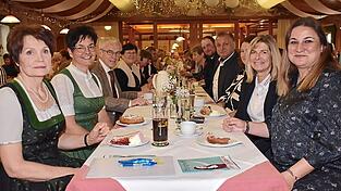 Blick an den Tisch der lokalen Prominenz.