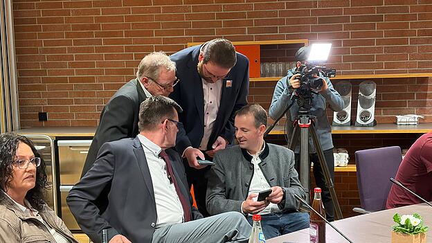 Was hier gerade nachgeschaut wird? Oskar Saller, Christian Waas und Tobias Beck (v.l.) gemeinsam am Handy.