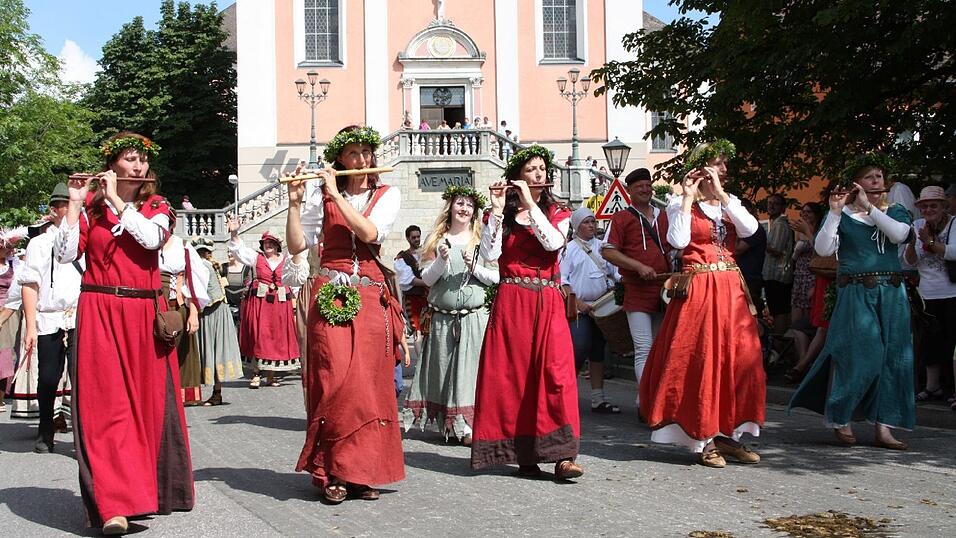 Die schönsten Augenblicke des historischen Drachenstich-Festzuges 2016. Die schönsten Augenblicke des historischen Drachenstich-Festzuges 2016.