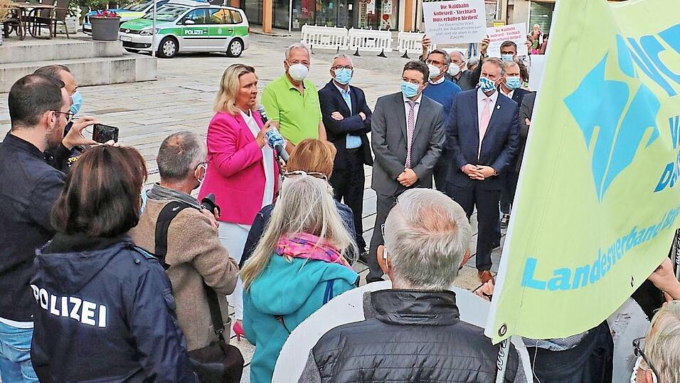 Viele Demonstranten empfingen die Verkehrsministerin Kerstin Schreyer am Regener Stadtplatz. Viele Demonstranten empfingen die Verkehrsministerin Kerstin Schreyer am Regener Stadtplatz.