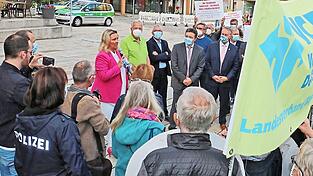 Viele Demonstranten empfingen die Verkehrsministerin Kerstin Schreyer am Regener Stadtplatz. Viele Demonstranten empfingen die Verkehrsministerin Kerstin Schreyer am Regener Stadtplatz.