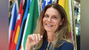 Sarah Wiener ist Köchin und Politikerin. Sarah Wiener ist Köchin und Politikerin.