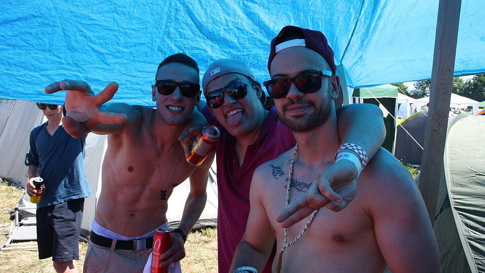 Ein Streifzug durch das Campinggelände: Trotz heißer Temperaturen sind die Festivalbesucher bestens gelaunt. (Foto: David Voltz) Ein Streifzug durch das Campinggelände: Trotz heißer Temperaturen sind die Festivalbesucher bestens gelaunt. (Foto: David Voltz)