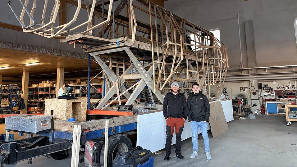Neben ihrem Ger&uuml;st wirken Patrick Rankl (l.) und Michael Dietl beinahe winzig.