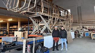 Neben ihrem Ger&uuml;st wirken Patrick Rankl (l.) und Michael Dietl beinahe winzig.