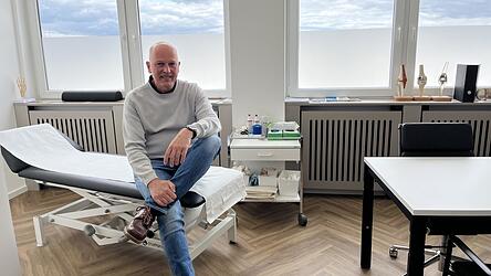 Orthopäde Josef Harrer in einem Behandlungszimmer. Im Januar eröffnete er mit seinem Kollegen Christoph Schrafstetter eine neue Praxis. Orthopäde Josef Harrer in einem Behandlungszimmer. Im Januar eröffnete er mit seinem Kollegen Christoph Schrafstetter eine neue Praxis.