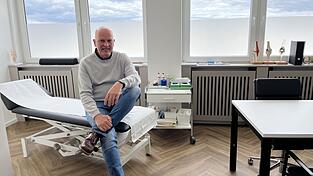 Orthopäde Josef Harrer in einem Behandlungszimmer. Im Januar eröffnete er mit seinem Kollegen Christoph Schrafstetter eine neue Praxis. Orthopäde Josef Harrer in einem Behandlungszimmer. Im Januar eröffnete er mit seinem Kollegen Christoph Schrafstetter eine neue Praxis.