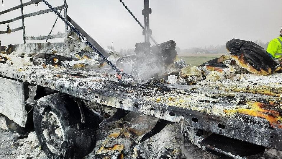 Der Auflieger eines Lastwagens ist auf der A94 bei Malching ausgebrannt.
