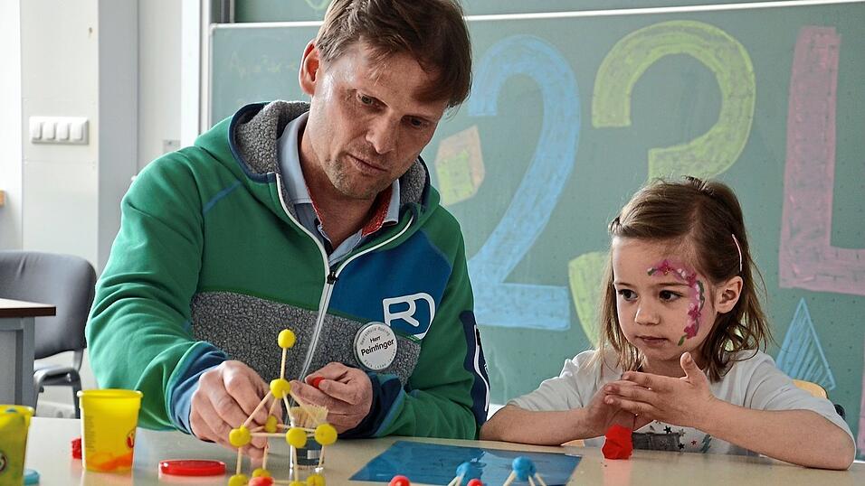 Einen Beruf auszuüben, in dem man mit Kindern im ständigen Austausch steht, empfindet Alexander Peintinger als sehr erfüllend. Einen Beruf auszuüben, in dem man mit Kindern im ständigen Austausch steht, empfindet Alexander Peintinger als sehr erfüllend.
