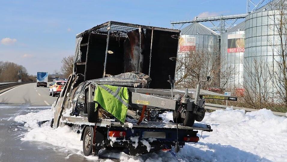 Bei dem Unfall auf der A3 fingen beide Fahrzeuge danach Feuer und mussten gelöscht werden. Bei dem Unfall auf der A3 fingen beide Fahrzeuge danach Feuer und mussten gelöscht werden.