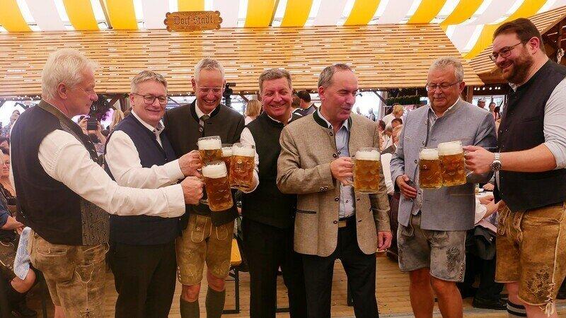 Oberbürgermeister Markus Pannermayr (3.v.l.) stößt unter anderem mit Verkehrsminister Christian Bernreiter (4.v.l.) und Finanzminister Hubert Aiwanger (3.v.r.) auf ein erfolgreiches Gäubodenvolksfest und die Zukunft Straubings an.