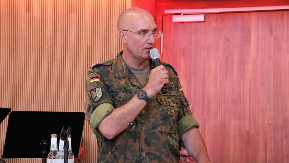 Brigadegeneral Axel Hardt spricht dar&uuml;ber, was es hei&szlig;t, in einer &bdquo;besorgniserregenden Weltlage&ldquo; den Frieden zu sichern.