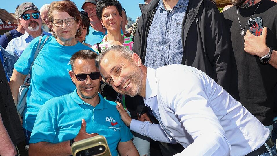 Beim Familienfest wird AfD-Spitzenkandidat Ulrich Siegmund empfangen wie ein Popstar und erfüllt stundenlang Autogramm- und Selfiewünsche. Beim Familienfest wird AfD-Spitzenkandidat Ulrich Siegmund empfangen wie ein Popstar und erfüllt stundenlang Autogramm- und Selfiewünsche.