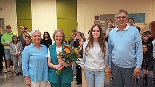 Rektorin Martina Huber (von links), Angie Beck, Sch&uuml;lersprecherin Katharina Graser und Schulamtsdirektor Stefan Pielmeier.
